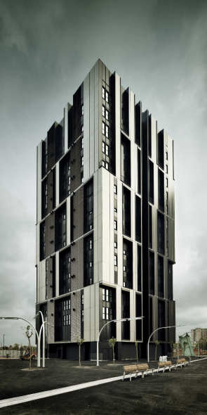 Torre de Vivienda Social de 75 unidades en la Plaza Europa / Roldn + Berengu