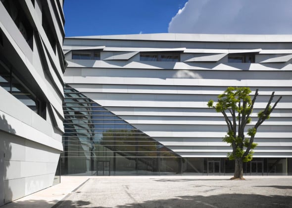 El Conservatorio de Música Aix en Provence de Kengo Kuma cuenta con muros de aluminio