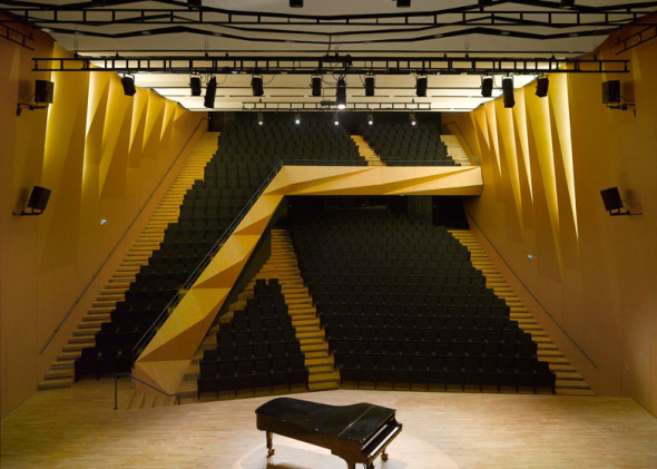 El Conservatorio de Música Aix en Provence de Kengo Kuma cuenta con muros de aluminio