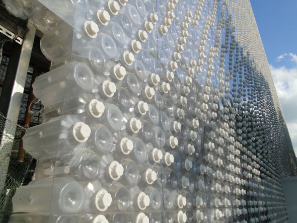 Edificio de 1,5 millones de botellas de plástico recicladas