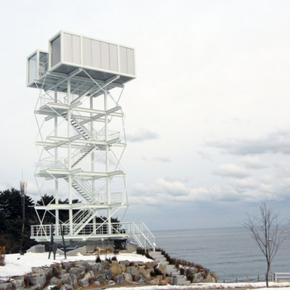 Contenedores de transporte proporcionan una plataforma de observación con vistas al mar