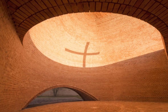 La capilla que recrea la crucifixin a travs de sombras