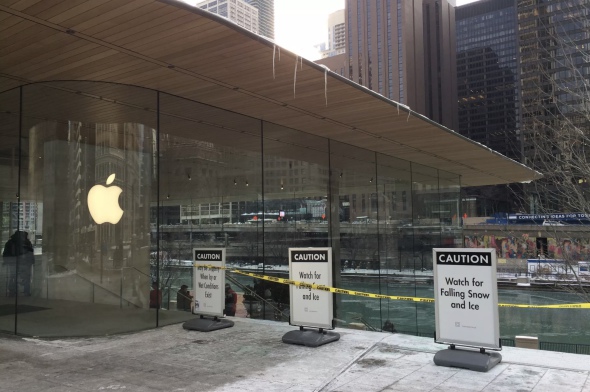 El fro de Chicago rompe cristales de la tienda de Apple