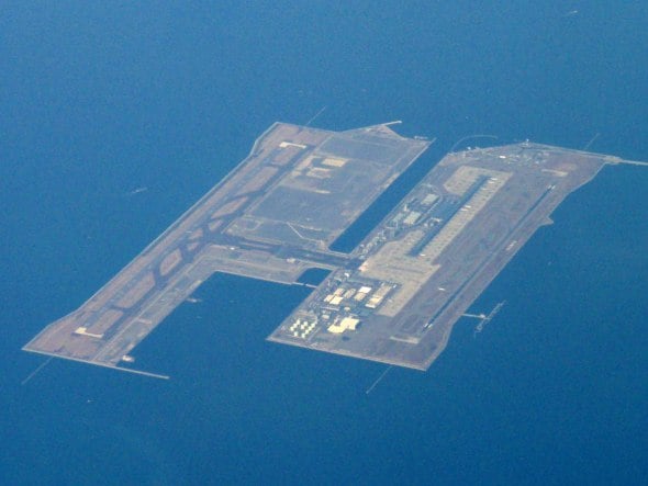 El aeropuerto de los rcords: el ms largo y construido en la isla artificial ms grande del mundo