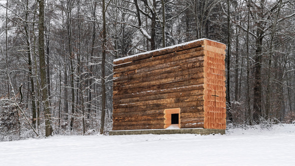 Capilla construida con 61 troncos de madera