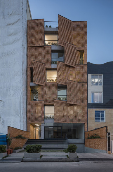 Una fachada crea una fuerte conexin entre los espacios interiores y exteriores