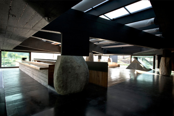 Restaurante sobre piedras