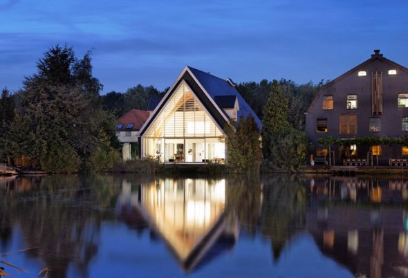 Reciclaje Arquitectónico: De iglesia a Casa habitación / Ruud Visser Architects