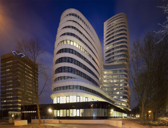 Un ondulante edificio de oficinas en Holanda / UNStudio
