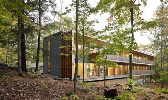 Casa prefabricada para 2 familias realizado por  Kohn Shnier Architects y Royal Homes