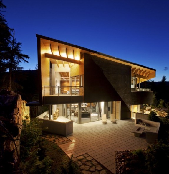 Inspirada en los Chalets tradicionales: Residencia Whistler. BattersbyHowat Architects