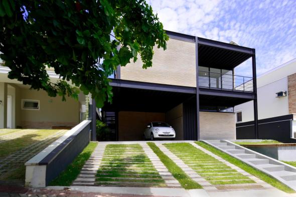 Por su geometría, esta casa en Brasil se construyó rápidamente