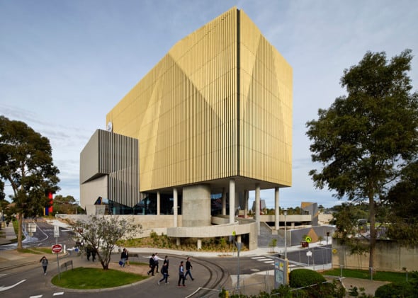 Edificio brutalista dorado en Melbourne