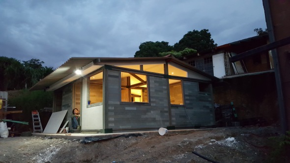 Colombianos crean casas con ladrillos de plstico reciclado en 5 das