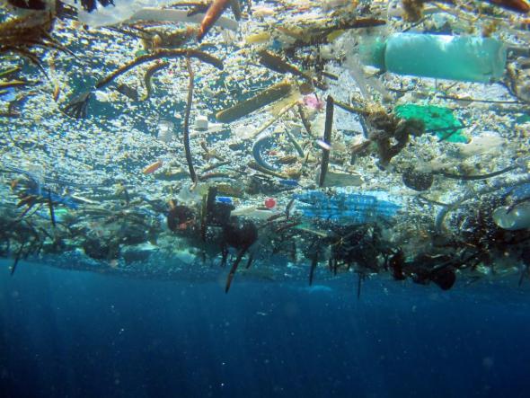 Convierten todos los tipos de plástico del océano en bloques para construcción