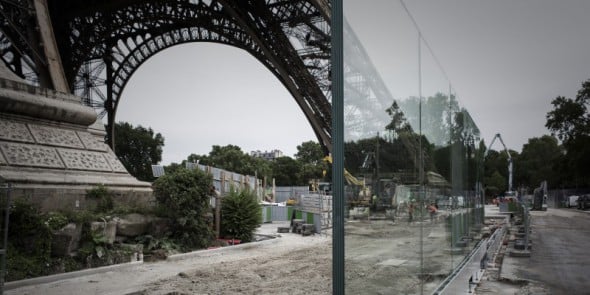 Cercada de vidrio, la Torre Eiffel se protege del terrorismo