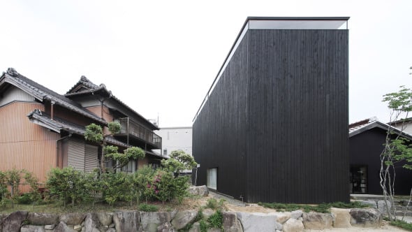 Casa japonesa diseada a partir de dos escalas 