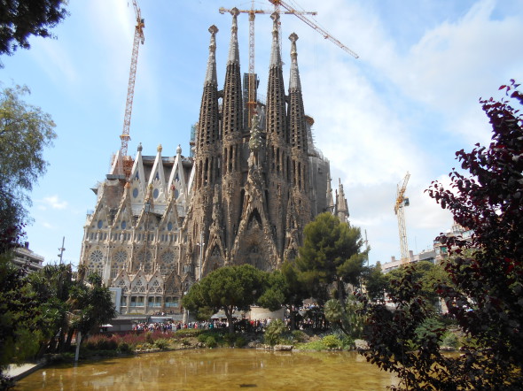 La catedral de la Sagrada Familia se construye sin licencia; se adeudan varios millones de dlares