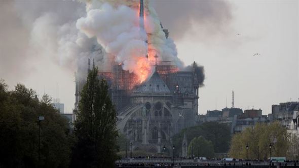 Se desata un gran incendio en la catedral de Notre Dame de Pars