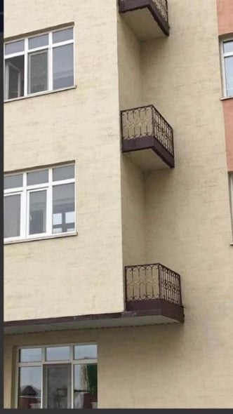 Humor en la arquitectura. Balcones para fantasmas