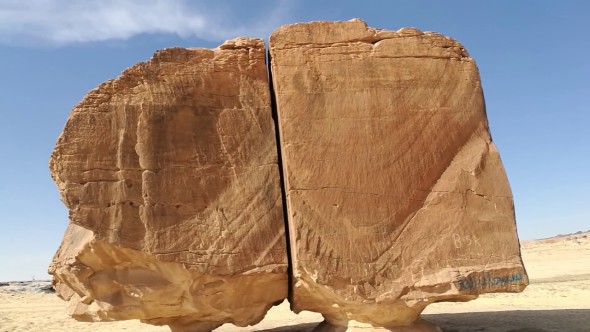 La roca de Arabia Saud que parece cortada con un sable lser